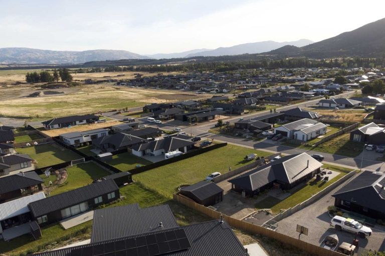 Photo of property in 12 Magpie Place, Lake Hawea, 9382