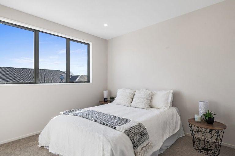 Photo of property in 98 Willowview Drive, Redwood, Christchurch, 8051