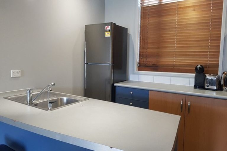 Photo of property in 1/546 Glenfield Road, Glenfield, Auckland, 0629