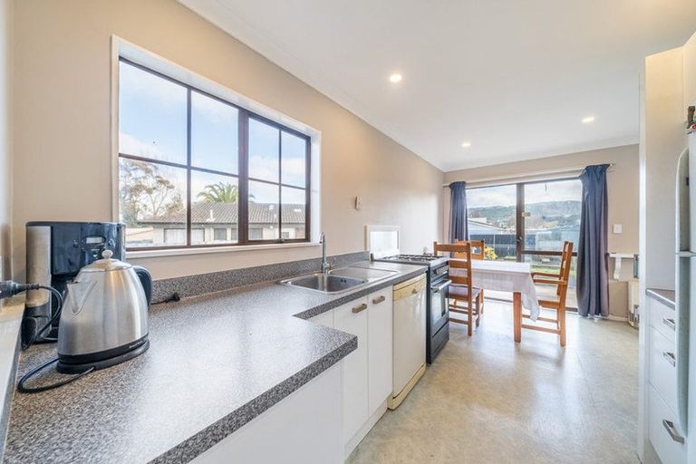 Photo of property in 6 Edelweiss Grove, Timberlea, Upper Hutt, 5018