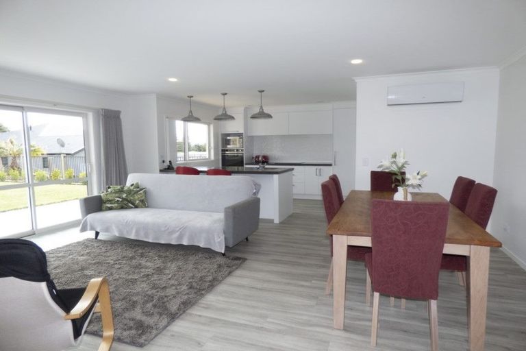 Photo of property in 12 Oakmont Crescent, Waiwhakaiho, New Plymouth, 4312