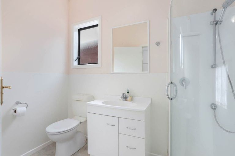 Photo of property in 34 Hobsonville Road, West Harbour, Auckland, 0618