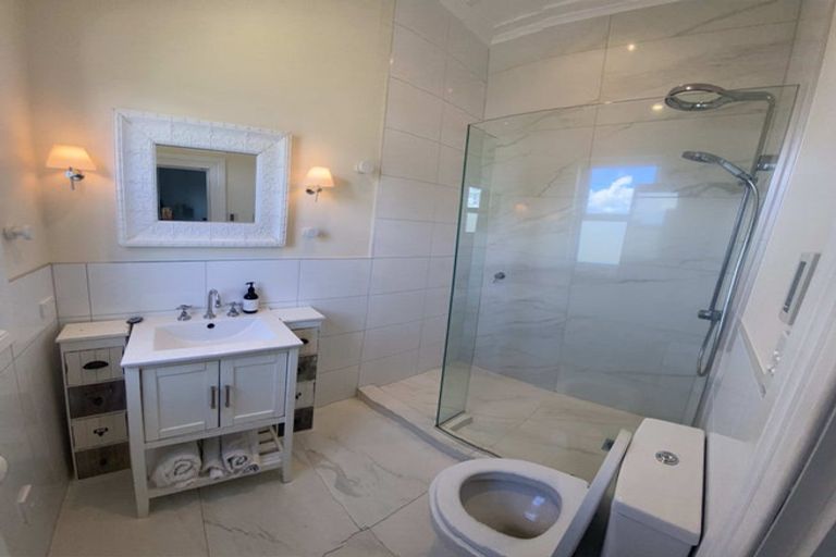 Photo of property in 80 Lake Road, Narrow Neck, Auckland, 0624