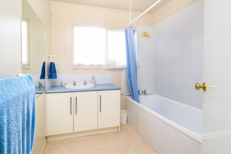 Photo of property in 80h Tirimoana Road, Te Atatu South, Auckland, 0602