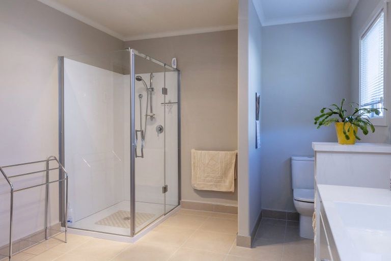 Photo of property in 19 Kinder Street, Acacia Bay, Taupo, 3330