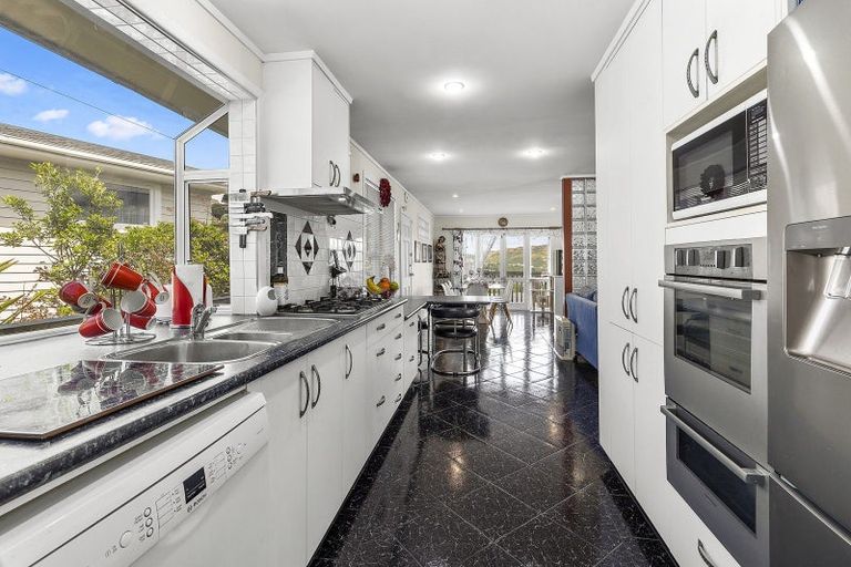 Photo of property in 5 Beverley Grove, Paparangi, Wellington, 6037