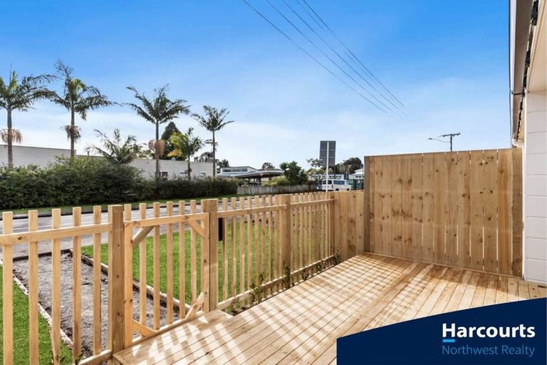 Photo of property in 5/18 Ranui Station Road, Ranui, Auckland, 0612