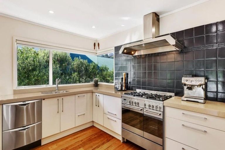 Photo of property in 9 Sandown Road, Rothesay Bay, Auckland, 0630
