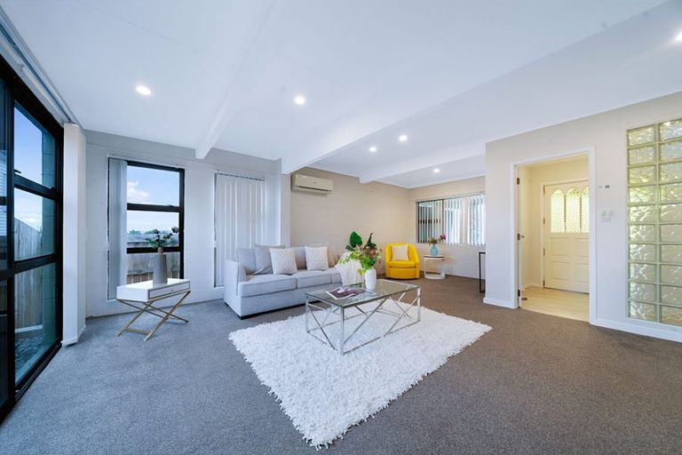 Photo of property in 102 Tirimoana Road, Te Atatu South, Auckland, 0602