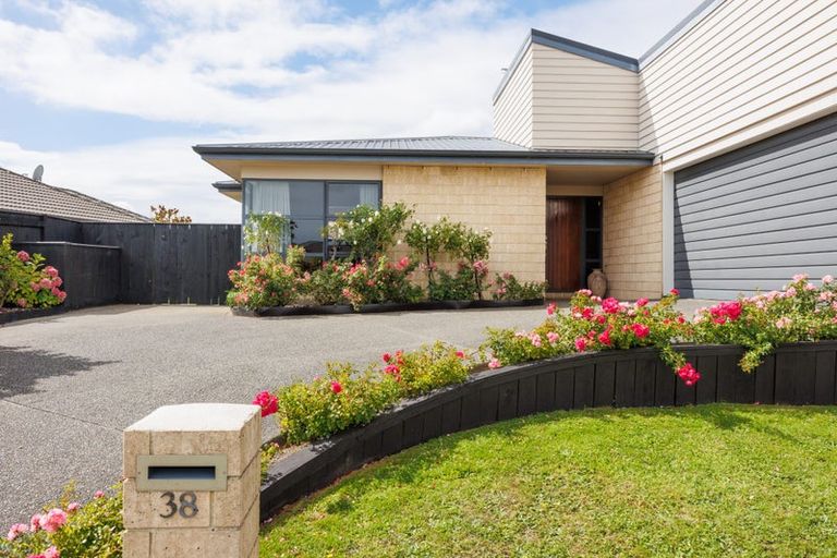 Photo of property in 38 Johnstone Drive, Fitzherbert, Palmerston North, 4410