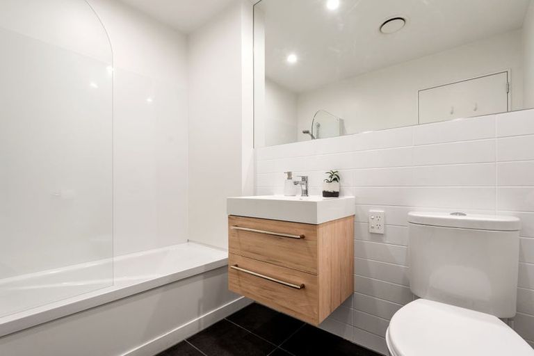 Photo of property in 2/2 Stone Street, Miramar, Wellington, 6022