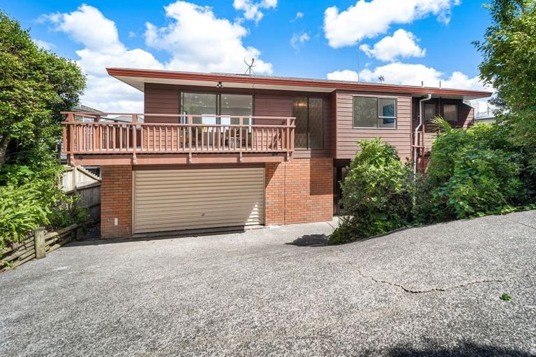 Photo of property in 2/23 Ridge Road, Waiake, Auckland, 0630