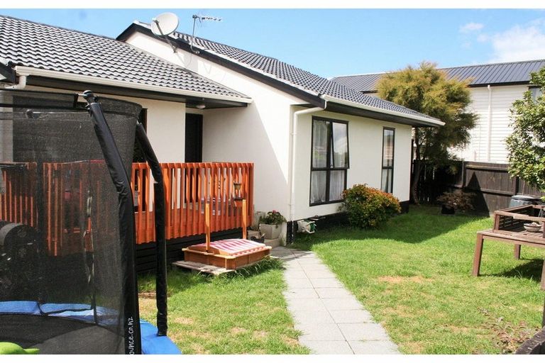 Photo of property in 1/16 Edwin Freeman Place, Ranui, Auckland, 0612