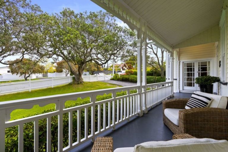 Photo of property in 30 Maritime Terrace, Birkenhead, Auckland, 0626