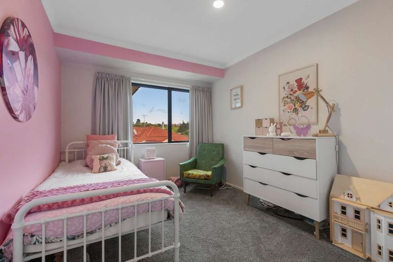 Photo of property in 17 Downing Place, Welcome Bay, Tauranga, 3112