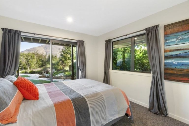 Photo of property in 34 Cedar Drive, Kelvin Heights, Queenstown, 9300