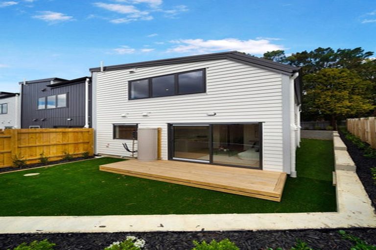Photo of property in 2/114 Don Buck Road, Massey, Auckland, 0614