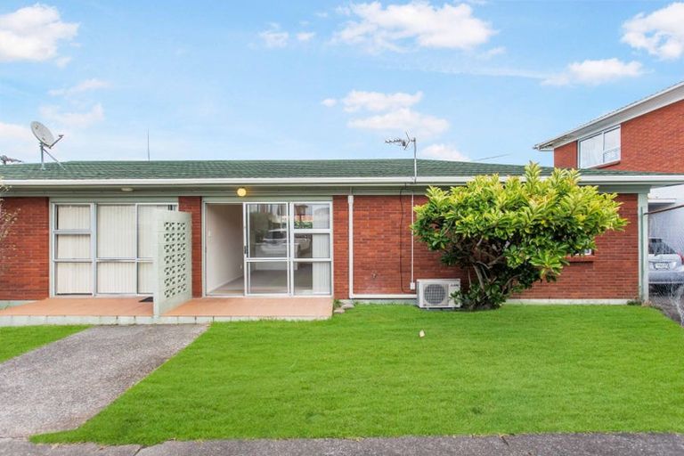 Photo of property in 2/5 Sylvan Crescent, Te Atatu South, Auckland, 0610