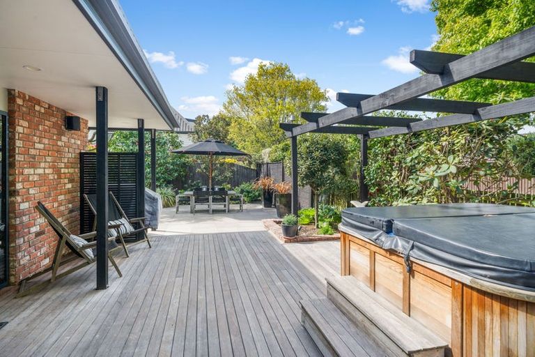 Photo of property in 9 Inglewood Place, Avonhead, Christchurch, 8042