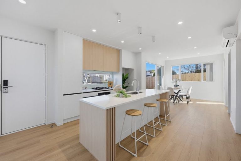 Photo of property in 33 Sorrel Crescent, Bucklands Beach, Auckland, 2012
