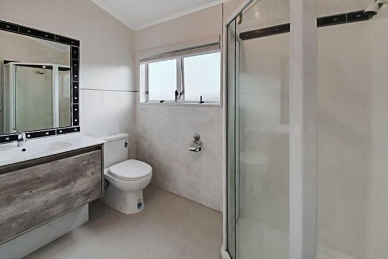 Photo of property in 1/6 Sandgate Avenue, Botany Downs, Auckland, 2010