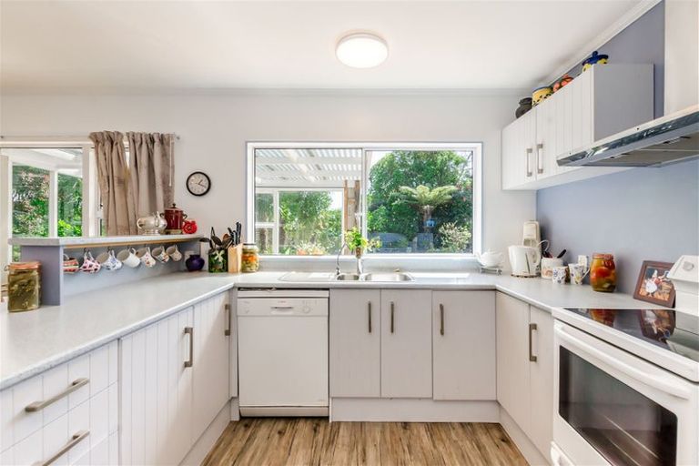 Photo of property in 8a Fleetwood Grove, Waikanae, 5036