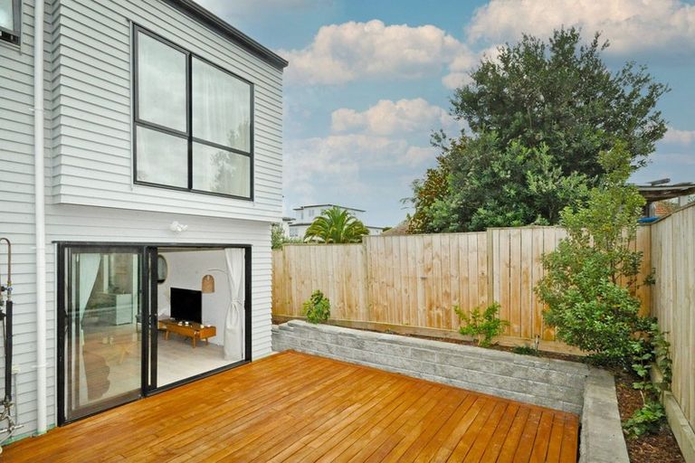 Photo of property in 5 Waru Lane, Te Atatu Peninsula, Auckland, 0610