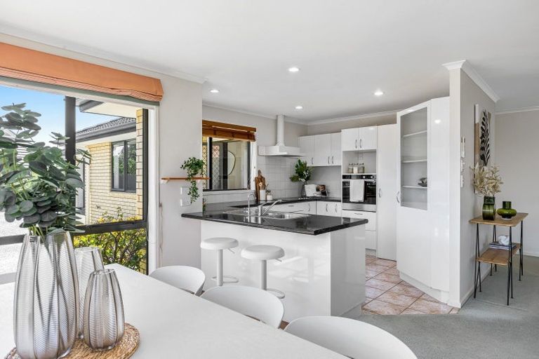 Photo of property in 37 Rivervale Grove, Stanmore Bay, Whangaparaoa, 0932