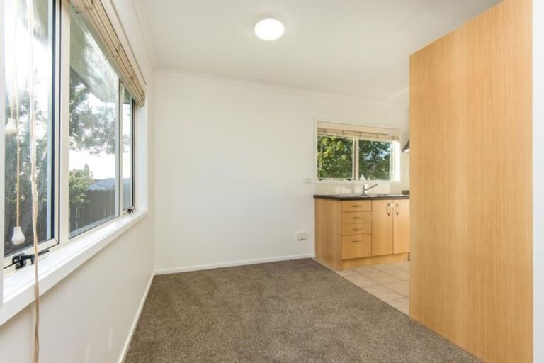 Photo of property in 16 Tiri Tiri Road, Birkdale, Auckland, 0626