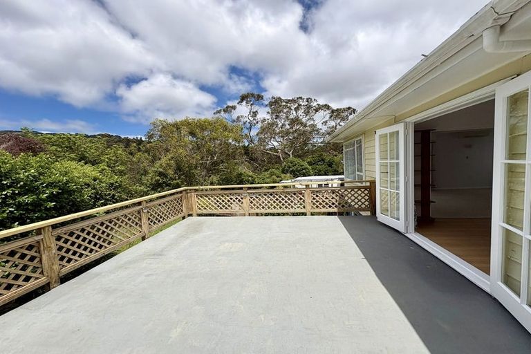 Photo of property in 135 Taylor Terrace, Tawa, Wellington, 5028