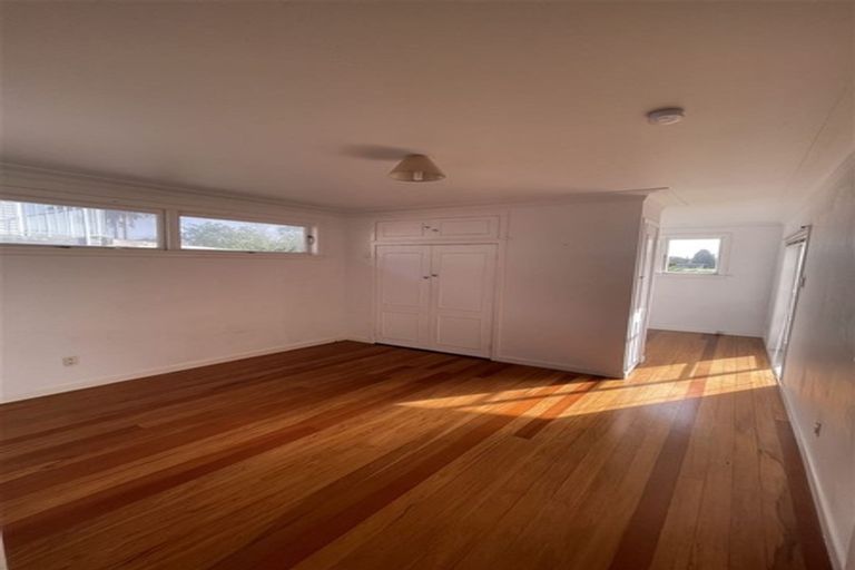 Photo of property in 19 Yeovil Road, Te Atatu Peninsula, Auckland, 0610