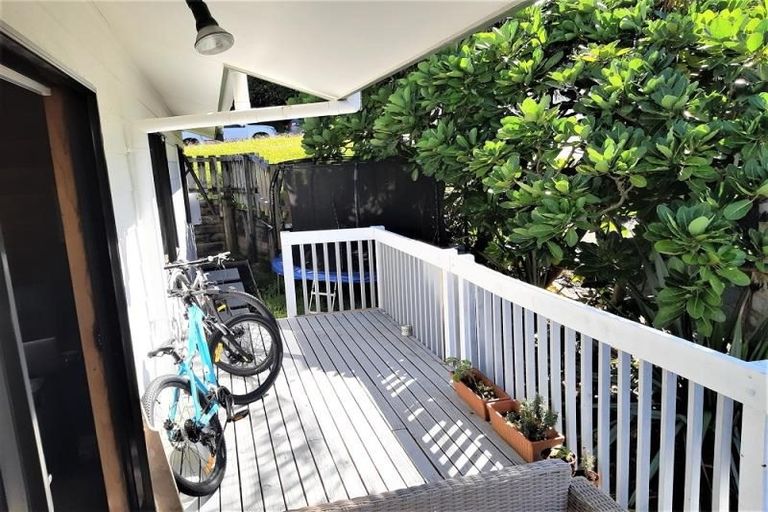 Photo of property in 16 Noeleen Street, Glenfield, Auckland, 0629