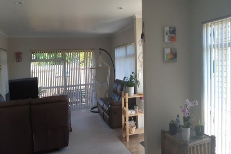 Photo of property in 10 Centreway Road, Orewa, 0931