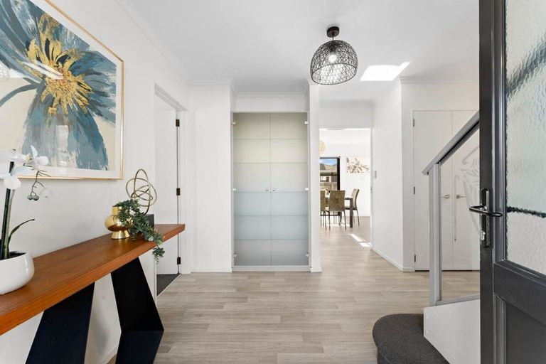 Photo of property in 28 London Street, Te Atatu Peninsula, Auckland, 0610