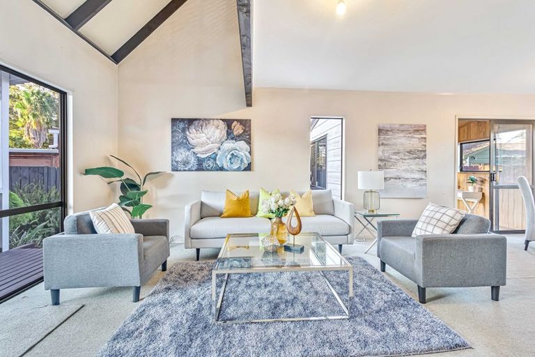 Photo of property in 2/5 Gloaming Place, Conifer Grove, Takanini, 2112