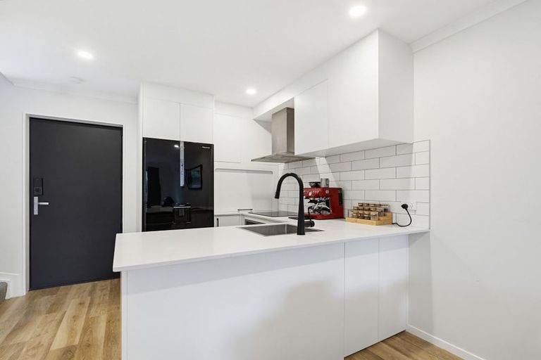 Photo of property in 7 Wharara Lane, Massey, Auckland, 0614