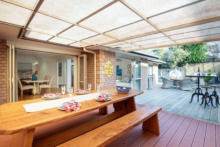 Photo of property in 12 English Oak Drive, Schnapper Rock, Auckland, 0632