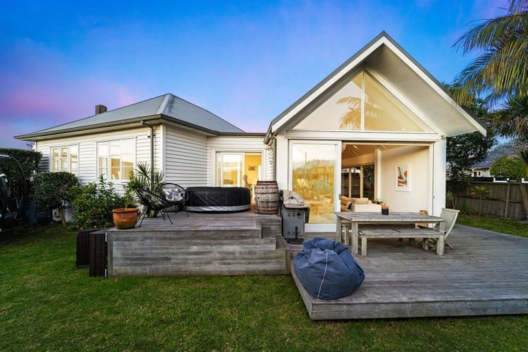 Photo of property in 17 Vincent Road, Northcote Point, Auckland, 0627