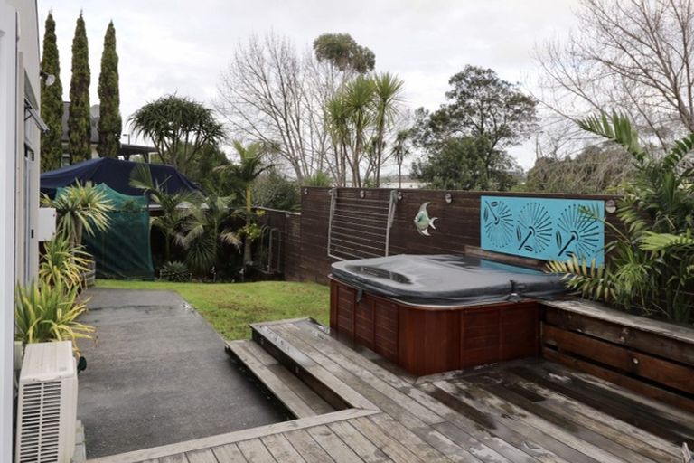 Photo of property in 11f Clearwater Cove, West Harbour, Auckland, 0618