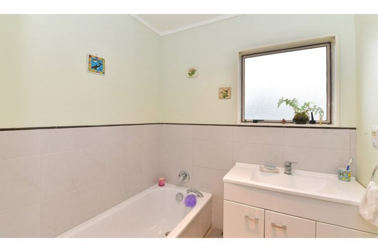 Photo of property in 14 Nickell Place, Orewa, 0931