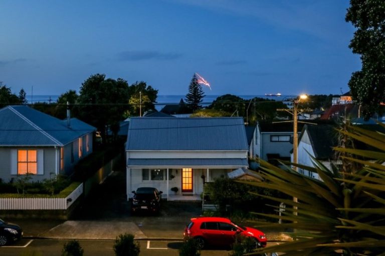 Photo of property in 250b Courtenay Street, Strandon, New Plymouth, 4312