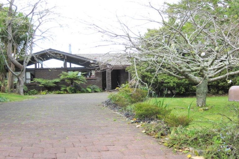 Photo of property in 22 Atarua Gardens, Waiatarua, Auckland, 0604