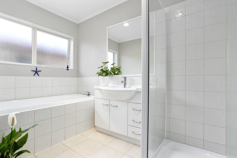 Photo of property in 27 Summerland Drive, Henderson, Auckland, 0612