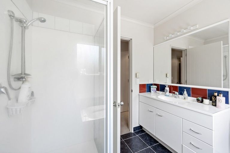 Photo of property in 20b Grand Vue Road, Kawaha Point, Rotorua, 3010