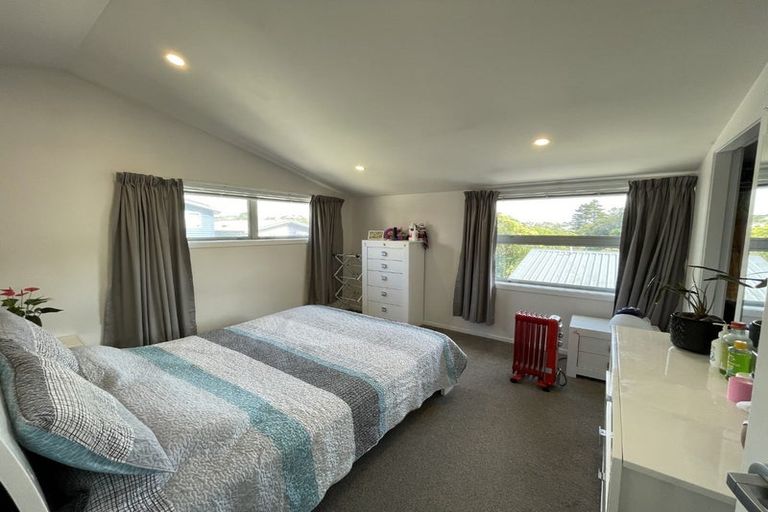 Photo of property in 2/61 Black Rock Road, Newlands, Wellington, 6037
