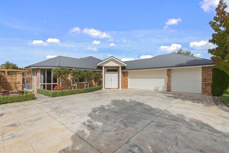 Photo of property in 18 Willowview Drive, Redwood, Christchurch, 8051