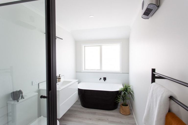 Photo of property in 10 Van Baarle Close, Carterton, 5713