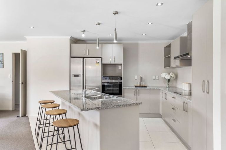 Photo of property in 10 Drumkeen Place, Rosehill, Papakura, 2113