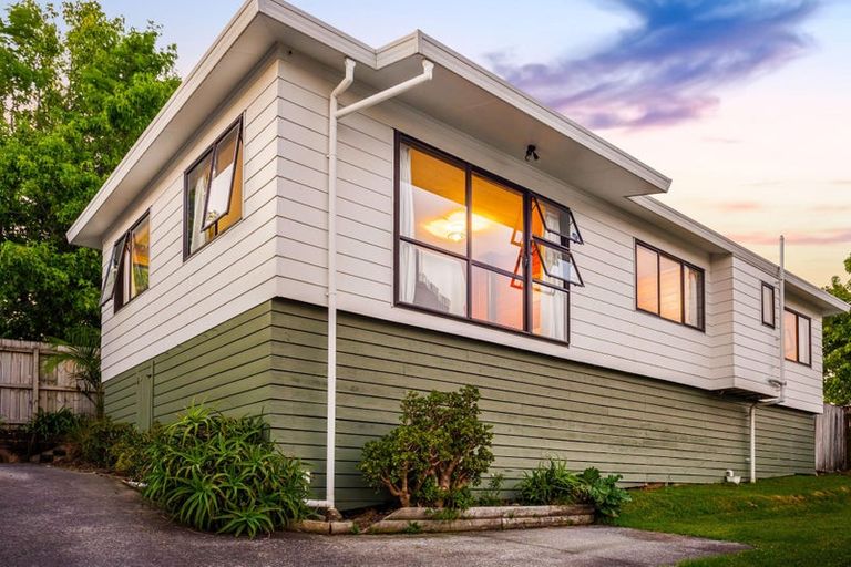 Photo of property in 2/22 Elizabeth Drive, West Harbour, Auckland, 0618