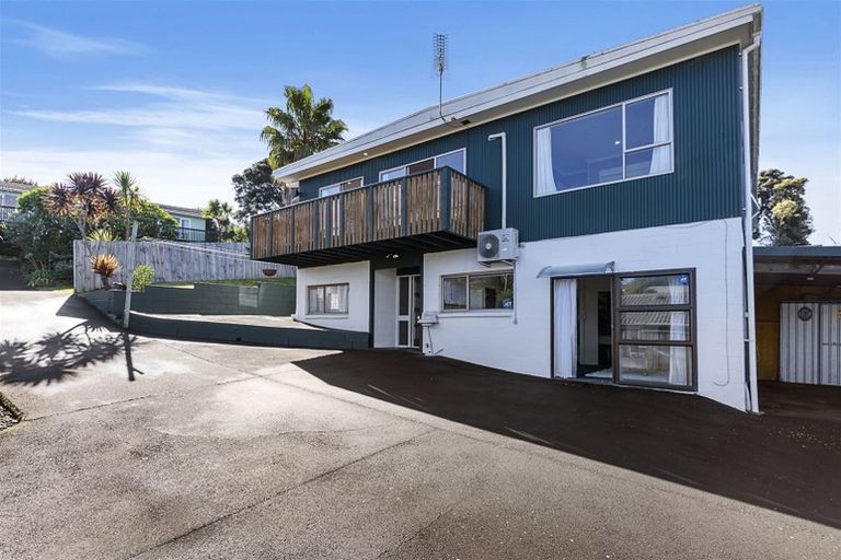 Photo of property in 1/2 Finn Place, Totara Vale, Auckland, 0629